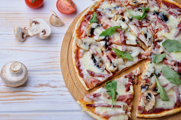 Smakelijk en smakelijk zelfgemaakte pizza op tafel - Foto, afbeelding