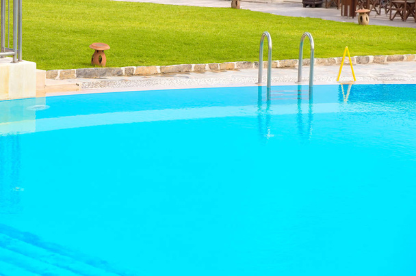 Мбаппе с частью открытого бассейна
 - Фото, изображение