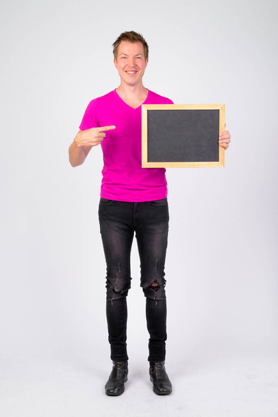 Студійний знімок молодого красивого чоловіка в фіолетовій сорочці на білому тлі
 - Фото, зображення