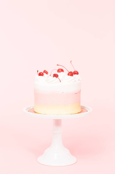Tarta de cumpleaños Spumoni sobre fondo rosa
. - Foto, Imagen