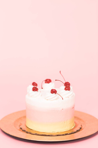 День рождения торт Spumoni на розовом фоне
. - Фото, изображение