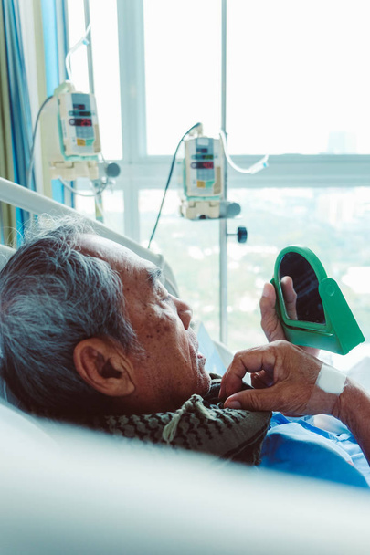 Patients âgés dans un lit d'hôpital - Photo, image