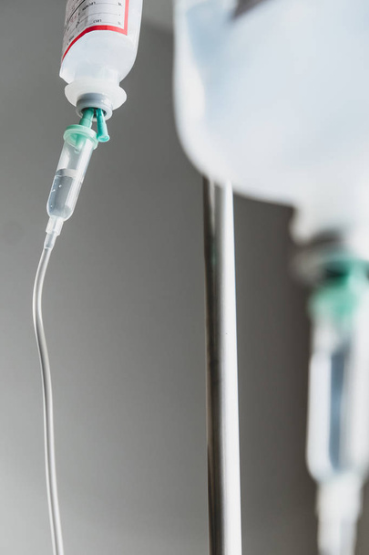 Gros plan de solution saline IV goutte à goutte pour le patient à l'hôpital  - Photo, image