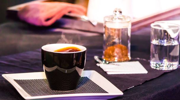 Sifone Caffè o sottovuoto Caffè è è full immersion di buon gusto, L'immagine mostra sifone caffè pronto da bere
. - Foto, immagini
