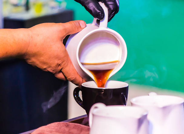 Syphon kahvi tai tyhjiö kahvi on täynnä upottamalla tyylikäs, Kuva näyttää syphon kahvia valmis juomaan
. - Valokuva, kuva