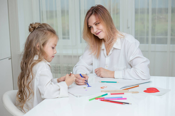 Mother and daughter are drawing together at home. Happy family - Foto, Bild