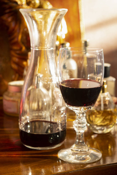 ワイン ピッチャーと赤ワインのバルーン - 写真・画像