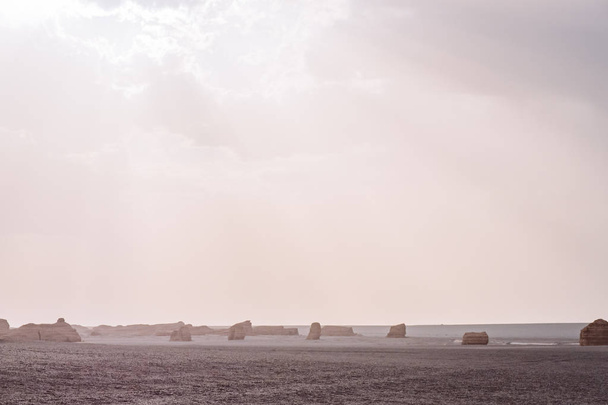 Камни Ярданг в пустыне Гоби в Национальном Геопарке Дунхуан Ярданг, Ганьсу, северо-запад Китая
 - Фото, изображение
