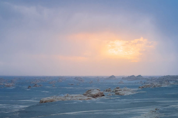 Gobi kayalarda yardang günbatımı altında Dunhuang Yardang Ulusal Geopark, Gansu, Kuzeybatı Çin'çöl. - Fotoğraf, Görsel
