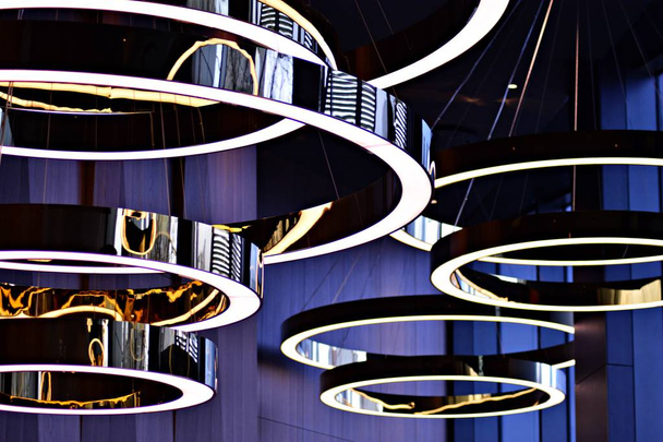 Fragmento interior abstracto. Iluminación estilizada con lámparas led modernas
 - Foto, imagen