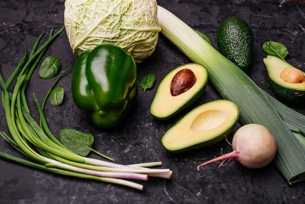 Élelmiszer-, avokádó, egészséges étel. Hasznos zöldség vegetáriánus ételek elkészítéséhez. Ez lehet használni, mint egy háttér - Fotó, kép