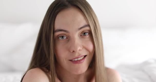 Atractiva mujer joven alegre
 - Metraje, vídeo