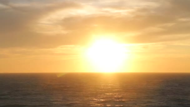Amazing zonsondergang en zee.  - Video