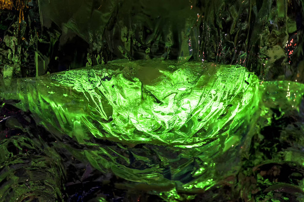 Lastra di ghiaccio con luce colorata di verde - Fotoğraf, Görsel