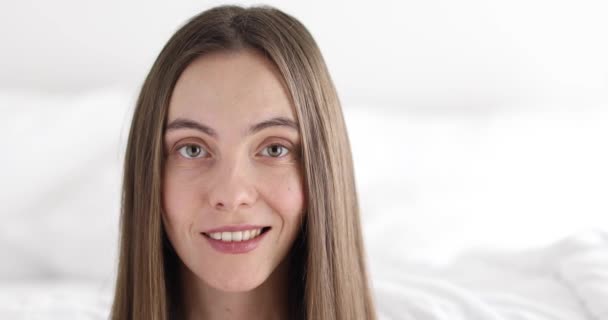 Ελκυστικά χαρούμενα νεαρή γυναίκα - Πλάνα, βίντεο