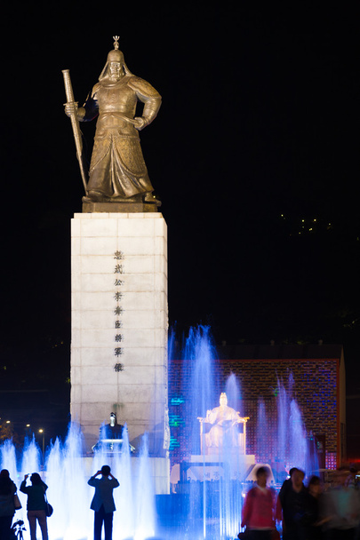 Rey Sae Jong Dae Estatua Noche Fuente de agua
 - Foto, Imagen