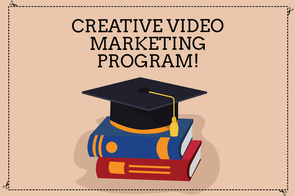 手書きテキストは、創造的なビデオのマーケティング プログラムを書きます。概念意味オンライン近代広告プロモーション アイデア タッセル付き色卒業の帽子 3 d 学術キャップ写真本に載って. - 写真・画像