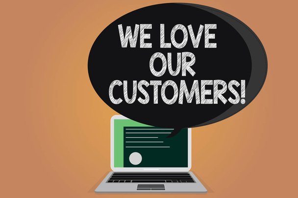 Biz aşk bizim müşteriler gösterilen Not yazma. İstemciler iyi müşteri hizmetleri sertifika düzen Laptop ekran ve yarı ton konuşma balonu için takdir vitrine iş fotoğraf - Fotoğraf, Görsel