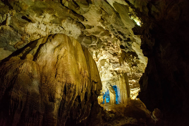 Phong Nha, Ke Bang caverna, uma incrível, maravilhosa caverna em Bo Trach, Quang Binh, Vietnã, é herança mundial do Vietnã, viajante visita de barco na água, lugar maravilhoso para viagens - Imagen
 - Foto, Imagem