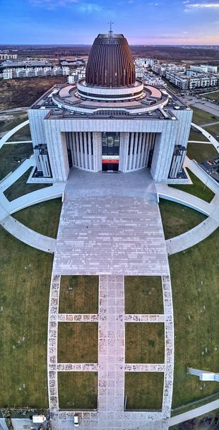 Prachtige panoramische luchtfoto drone panoramisch uitzicht op de tempel van de goddelijke voorzienigheid (Pools: Swiatynia Opatrznosci Bozej) rooms-katholiek gebouw in Warschau, Polen - Foto, afbeelding
