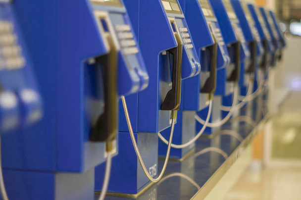 Zbliżenie stare niebieskie telefony publiczne wykorzystanie monet do zapłaty jest przestarzałe w przeszłości teraz nie jest popularne. - Zdjęcie, obraz