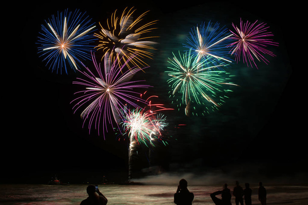 Coloridas explosiones de fuegos artificiales sobre el mar
 - Foto, imagen
