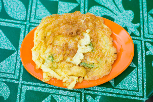 Vers bereid Maleisische gebakken ei omelet geserveerd in lokale restaurant op Langkawi-eiland. Traditionele Aziatische gerechten gemaakt van verse ingrediënten. - Foto, afbeelding