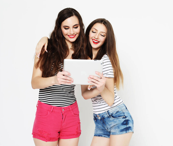 two girls friends taking selfie with digital tablet - Φωτογραφία, εικόνα
