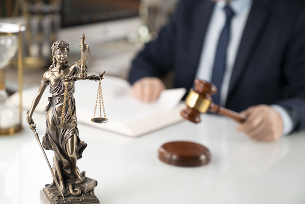 Avukat kavramı arka plan. Ofiste çalışan avukat. Tokmak, Themis heykeli ve beyaz cam masa üzerinde yasal kitap. - Fotoğraf, Görsel