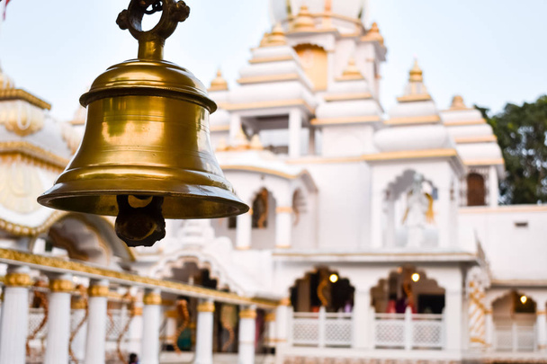 Glocken läuten im Tempel. Goldene Metallglocke isoliert. Große buddhistische Messingglocke eines japanischen Tempels. Glockengeläut im Tempel ist Glaube verheißungsvoll. Bangkok, Thailand - Foto, Bild