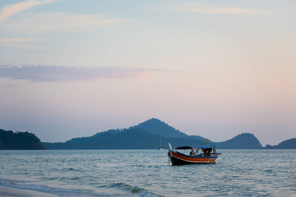 Aurinkoinen Pantai Cenang ranta trooppisella Langkawin saarella Malesiassa. Kaakkois-Aasian kaunis luonto
. - Valokuva, kuva