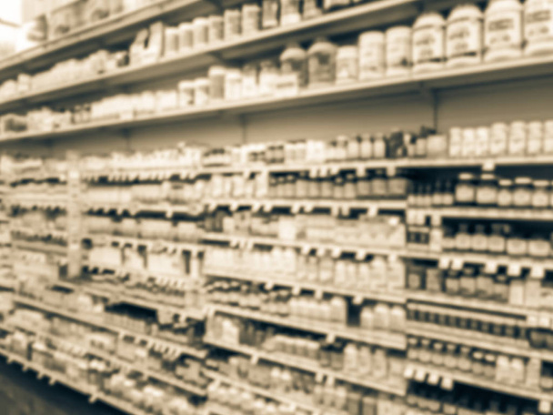 Vintage Toon wazig abstracte verscheidenheid van vitamine en supplement producten tentoongesteld in supermarkt in Texas, Amerika - Foto, afbeelding