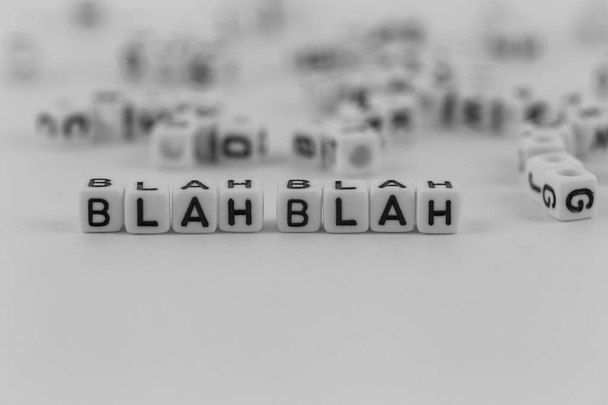 woord van blokken "blah blah" op witte achtergrond - Foto, afbeelding