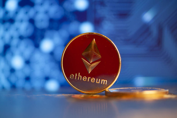 Ethereum криптовалюта Золота монета і синя діаграма на задньому плані
 - Фото, зображення