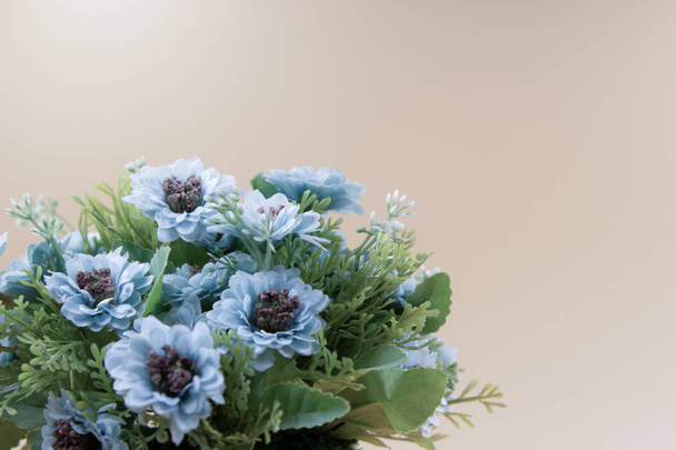 Décoration de bouquet de fleurs artificielles, fond d'espace de copie
 - Photo, image