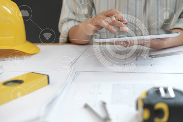 Architekt mit Tablet. Ingenieur, der am Arbeitsplatz an einem Bauplan für ein Immobilienprojekt arbeitet. Bau- & Baukonzept - Foto, Bild