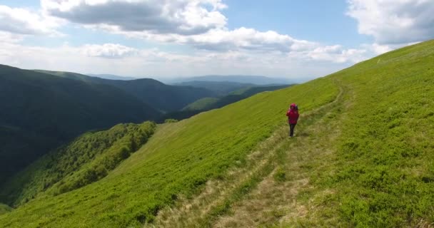 Вид з повітря на дівчину турист подорожує горами з рюкзаком 4k
 - Кадри, відео