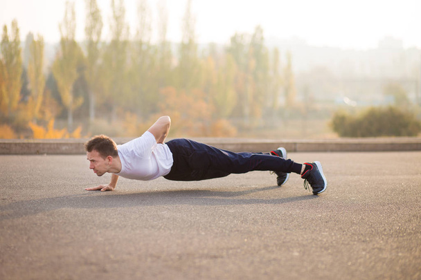 Mladý muž jogger atlet trénink a cvičení venku ve městě - Fotografie, Obrázek
