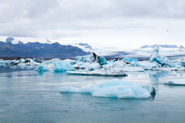 アイスランドのジョクルサロン氷河湖。氷山が水面に浮かんでいます。アイスランドの風景 - 写真・画像