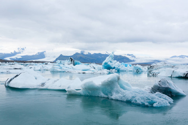 Lago glacial Jokulsarlon, Islândia. Icebergs flutuando na água. Islândia paisagem - Foto, Imagem