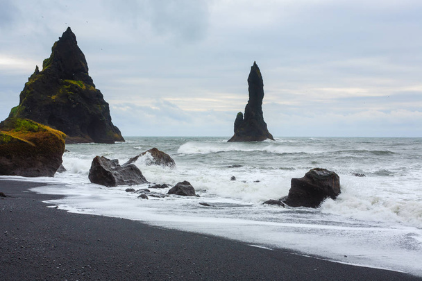 Vista de la playa de lava Reynisfjara, paisaje del sur de Islandia. Vik playa negra - Foto, imagen