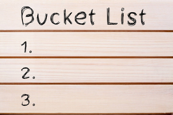 Bucket List z pustych miejsc na ściane drewna. Koncepcja biznesowa. - Zdjęcie, obraz