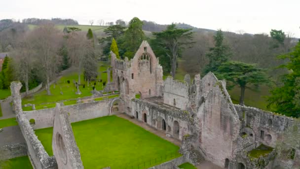 Vista aérea a las ruinas de la Abadía de Dryburgh a orillas del río Tweed en las fronteras escocesas, fue fundada nominalmente el 10 de noviembre de 1150, Escocia
. - Imágenes, Vídeo