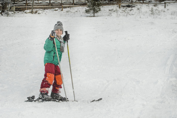 O rapaz de esquis com varas de esqui sorri. Dia de inverno
. - Foto, Imagem