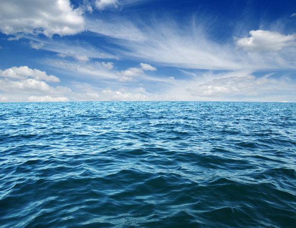 Sinisen meren veden pinta taivaalla - Valokuva, kuva