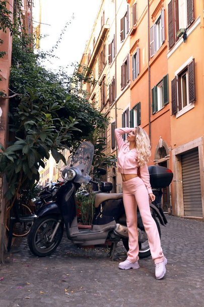 foto de moda al aire libre de la hermosa mujer sexy con el pelo rubio en traje casual acogedor posando en la ciudad italiana de antic
 - Foto, imagen