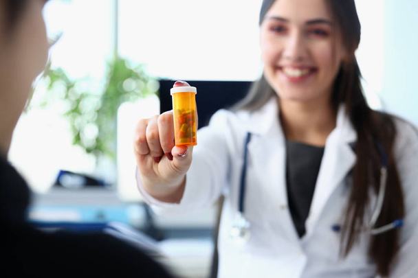 Médecine féminine médecin main tenir pot de pilules et
 - Photo, image