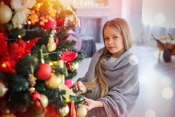 Κρασνοντάρ, Ρωσία - 2 Δεκεμβρίου 2018. Ένα κορίτσι ντύνεται χριστουγεννιάτικο δέντρο - Φωτογραφία, εικόνα