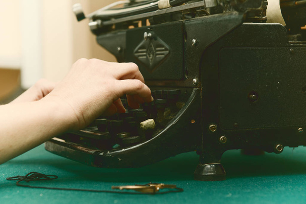 dedos femininos sobre teclas retro máquina de escrever
 - Foto, Imagem
