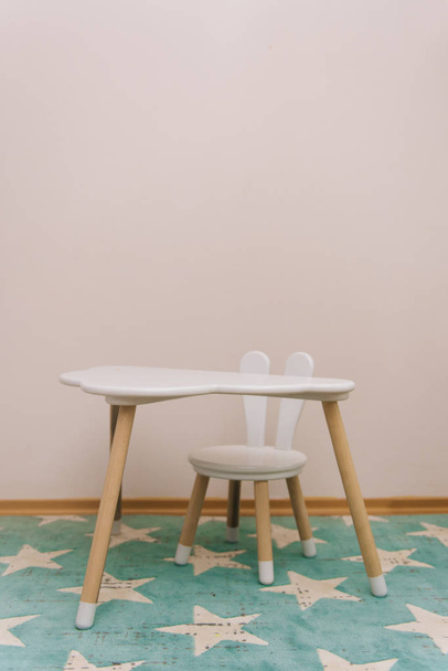明るい色でかわいい子供部屋。雲のバニーの耳あるテーブルと椅子 - 写真・画像